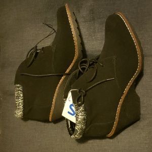 NWT Whitemt. Black boots